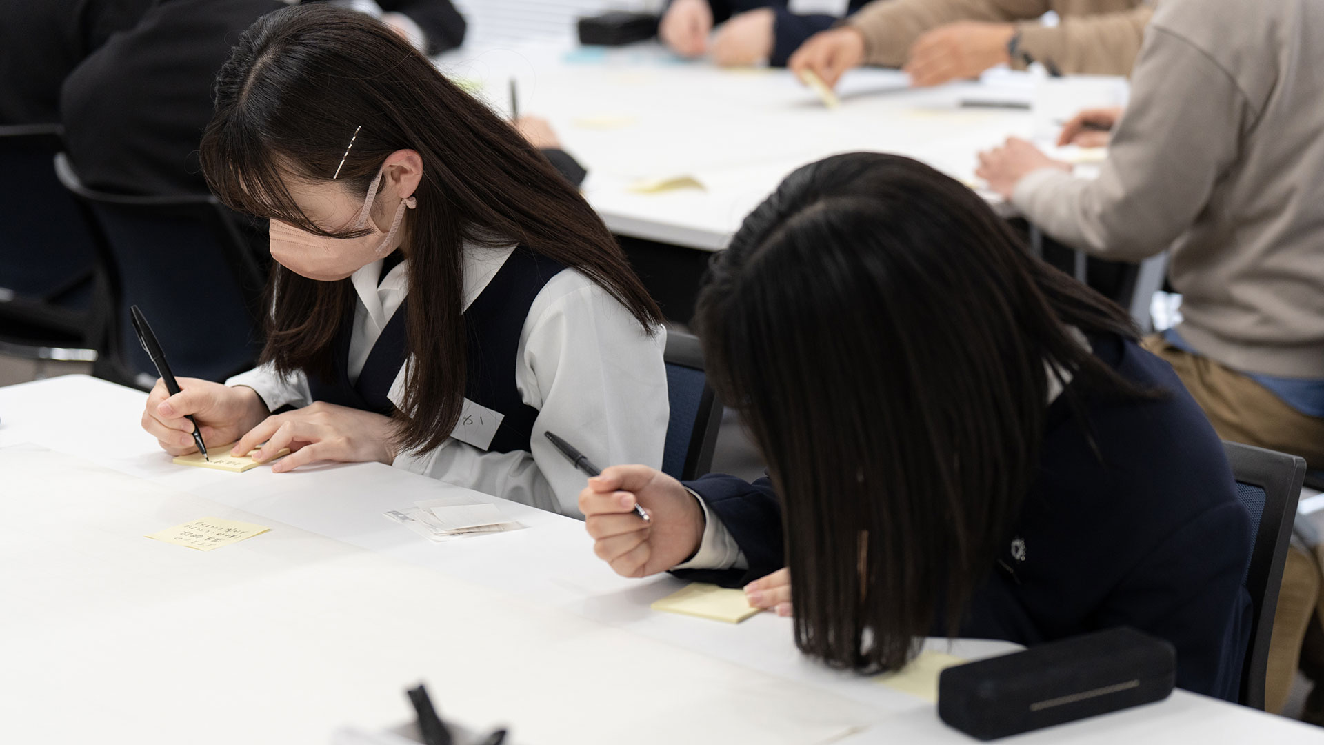 付箋に記入する生徒たち