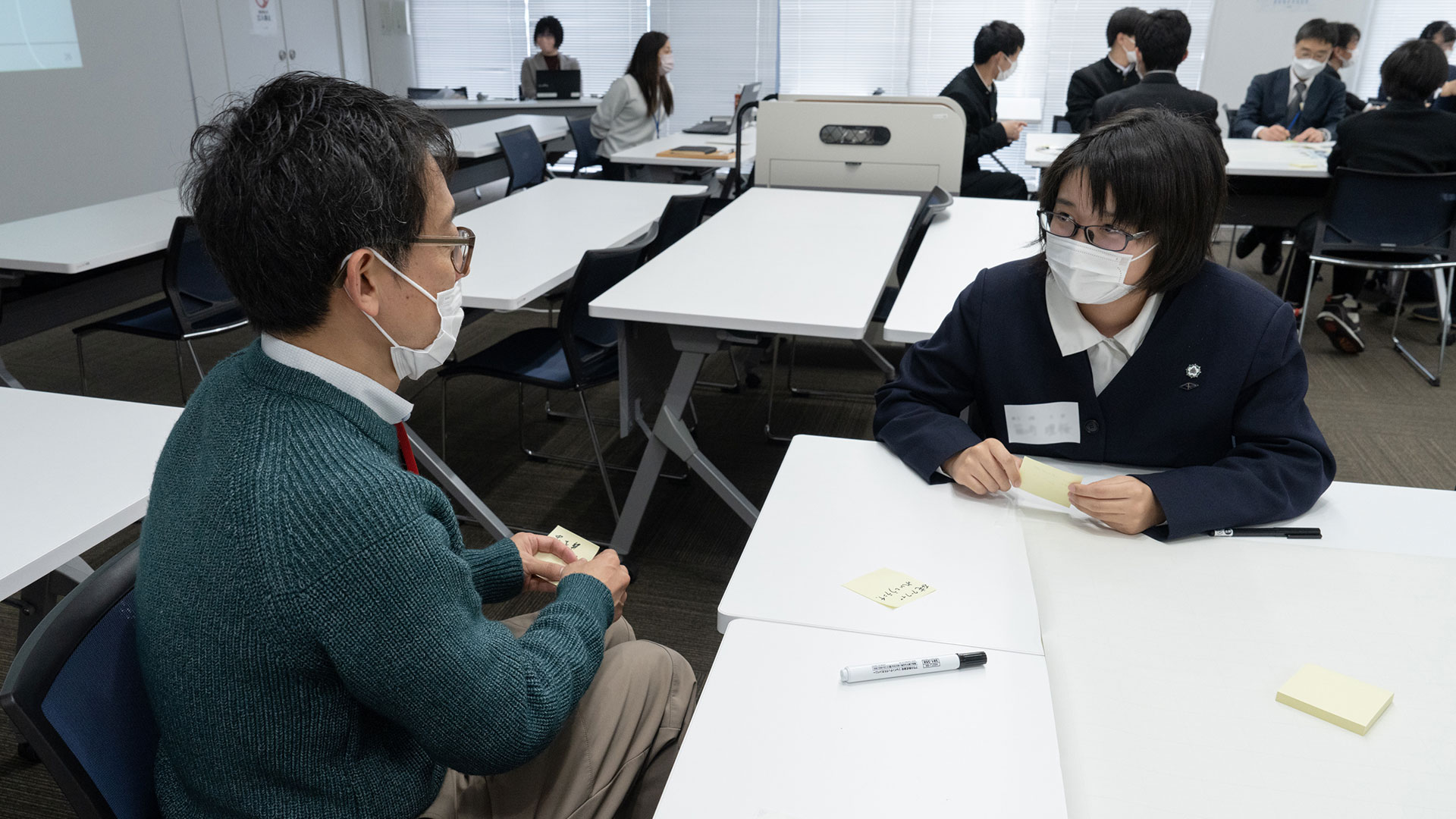 対話をする高校生と研究者