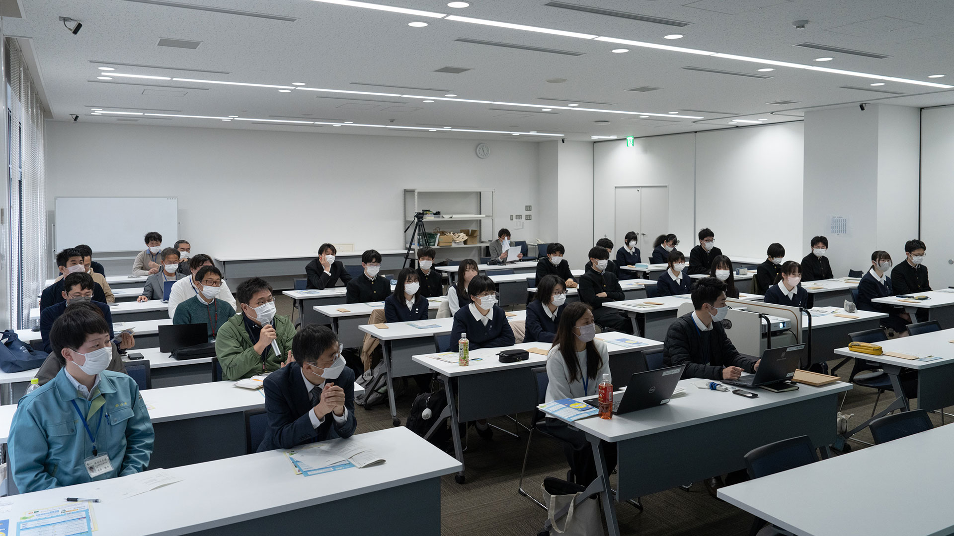 見学する生徒たちの様子