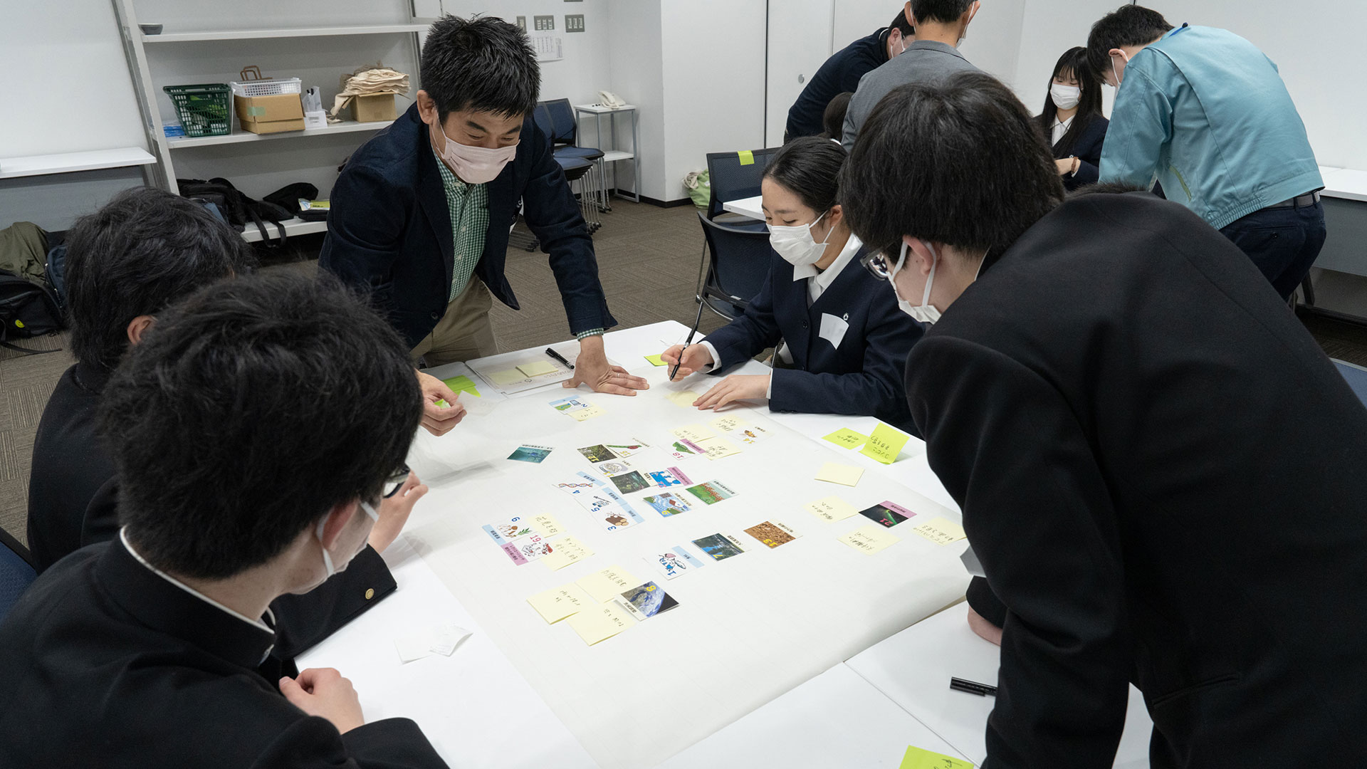 対話をする高校生と研究者　各テーブルの様子