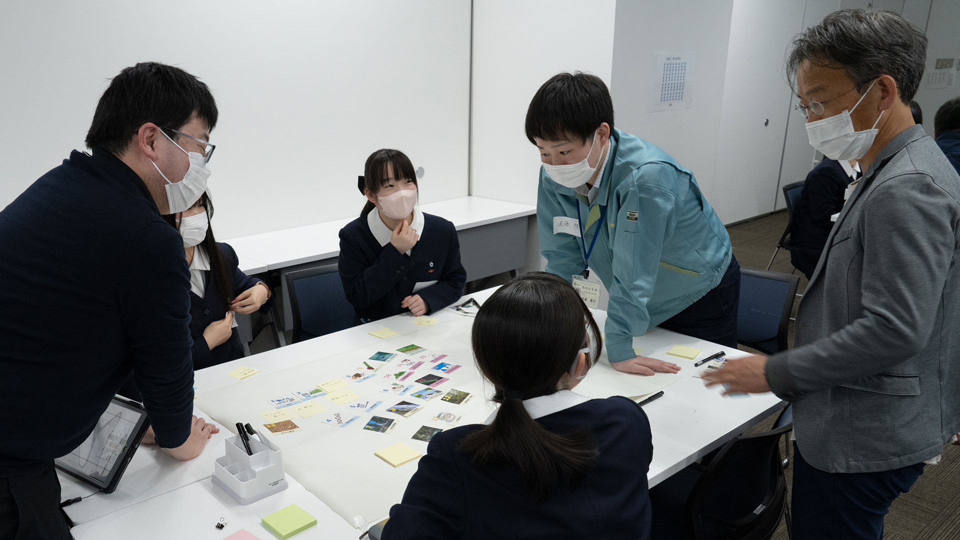 対話をする高校生と研究者　各テーブルの様子