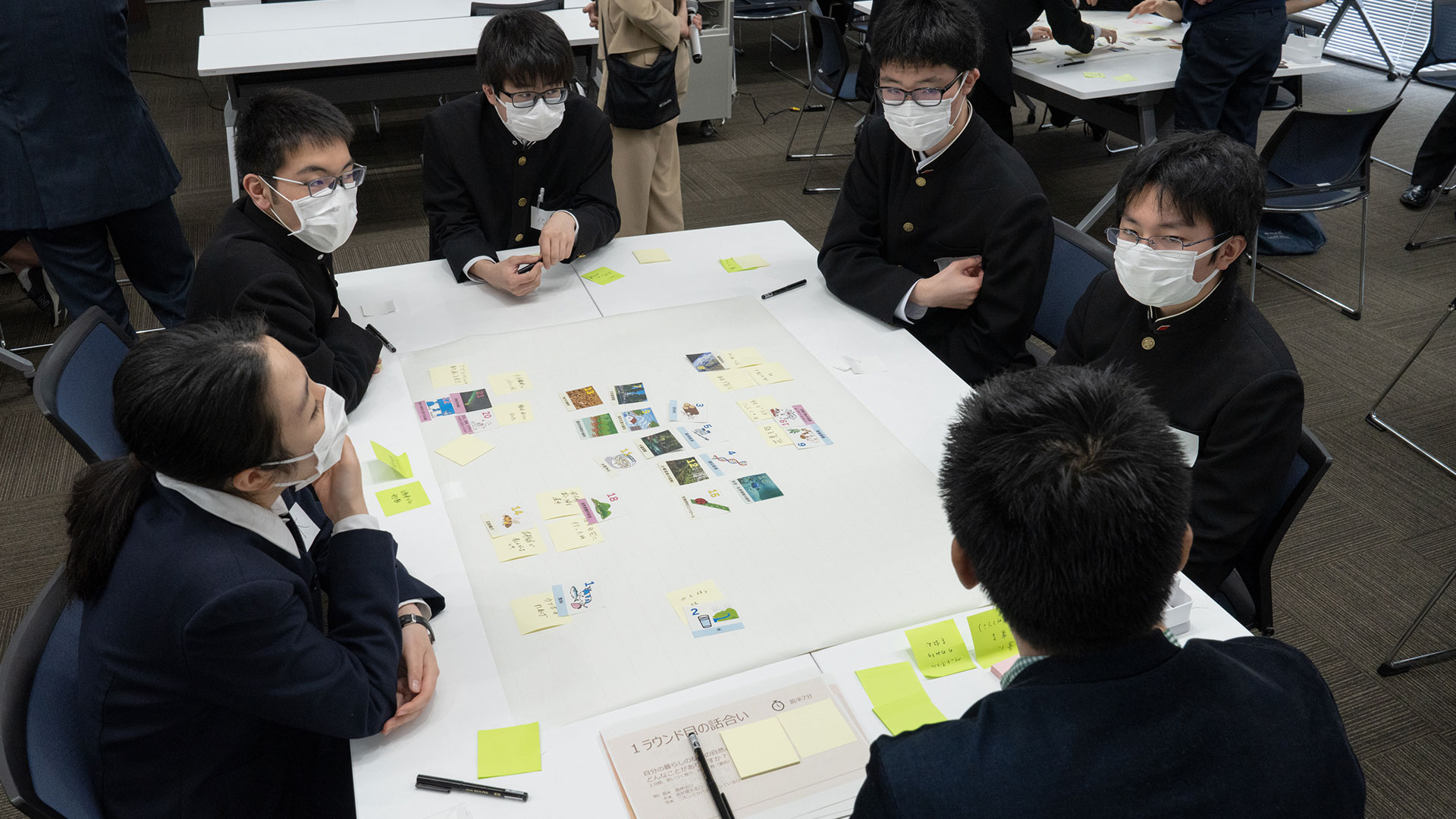 対話をする高校生と研究者 各テーブルの様子