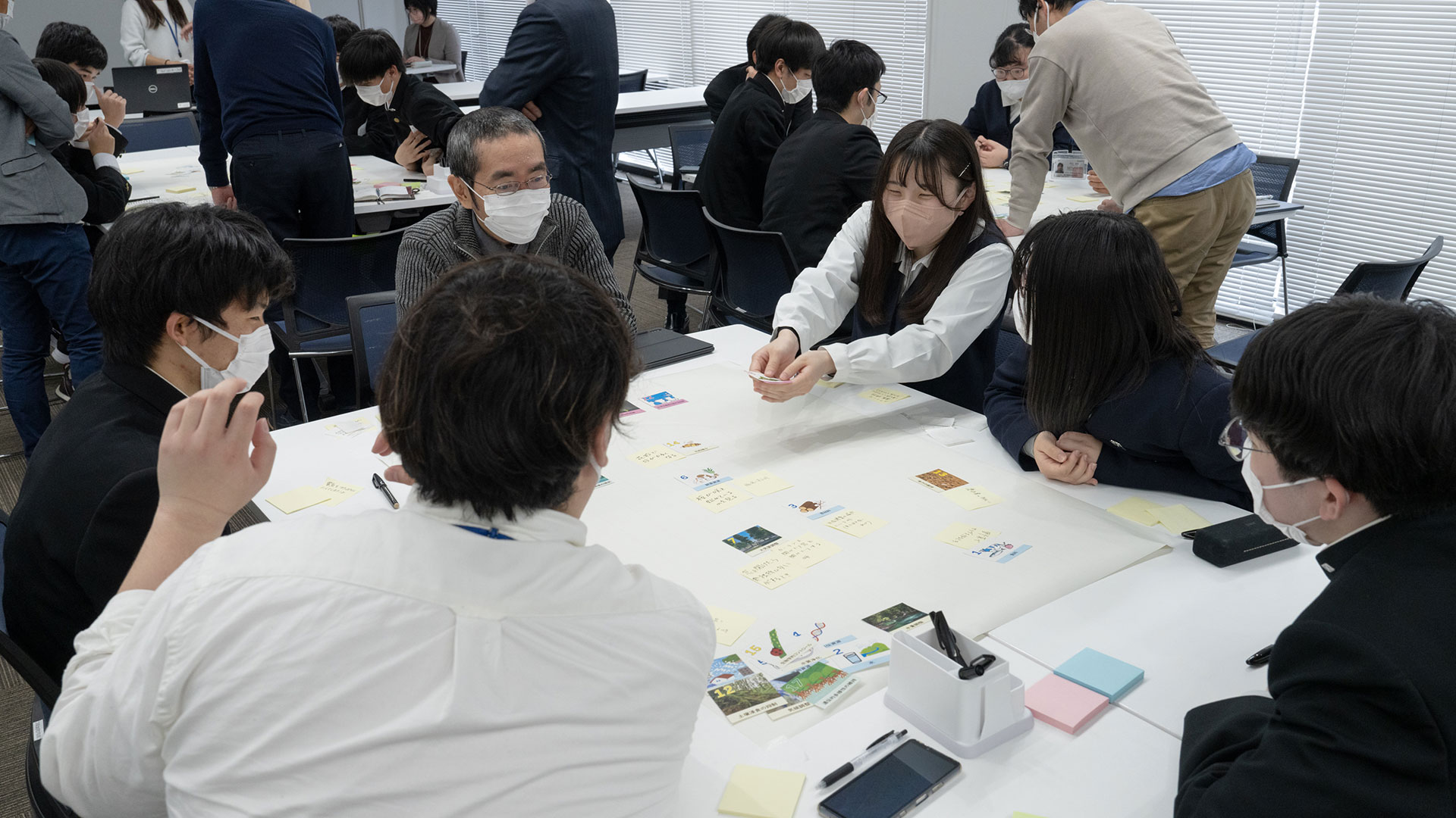 対話をする高校生と研究者 各テーブルの様子