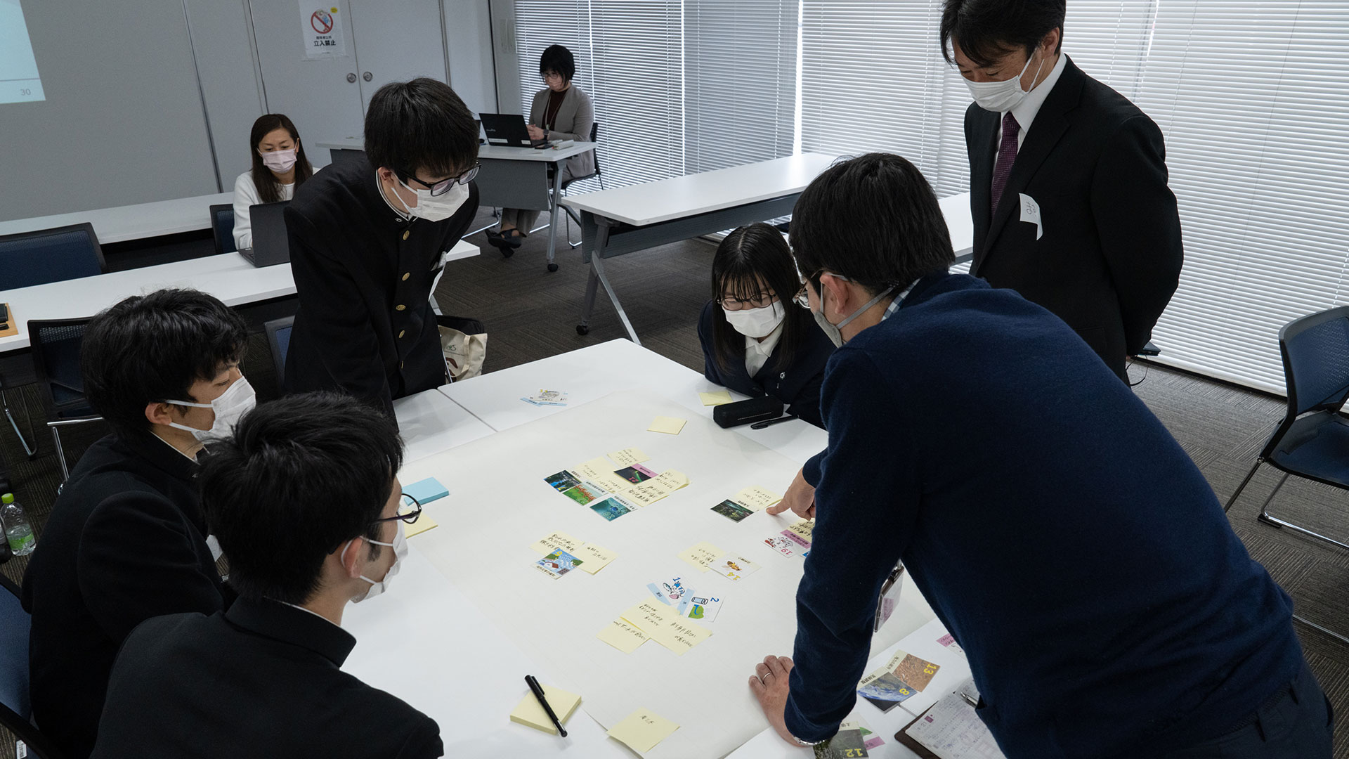 対話をする高校生と研究者 各テーブルの様子
