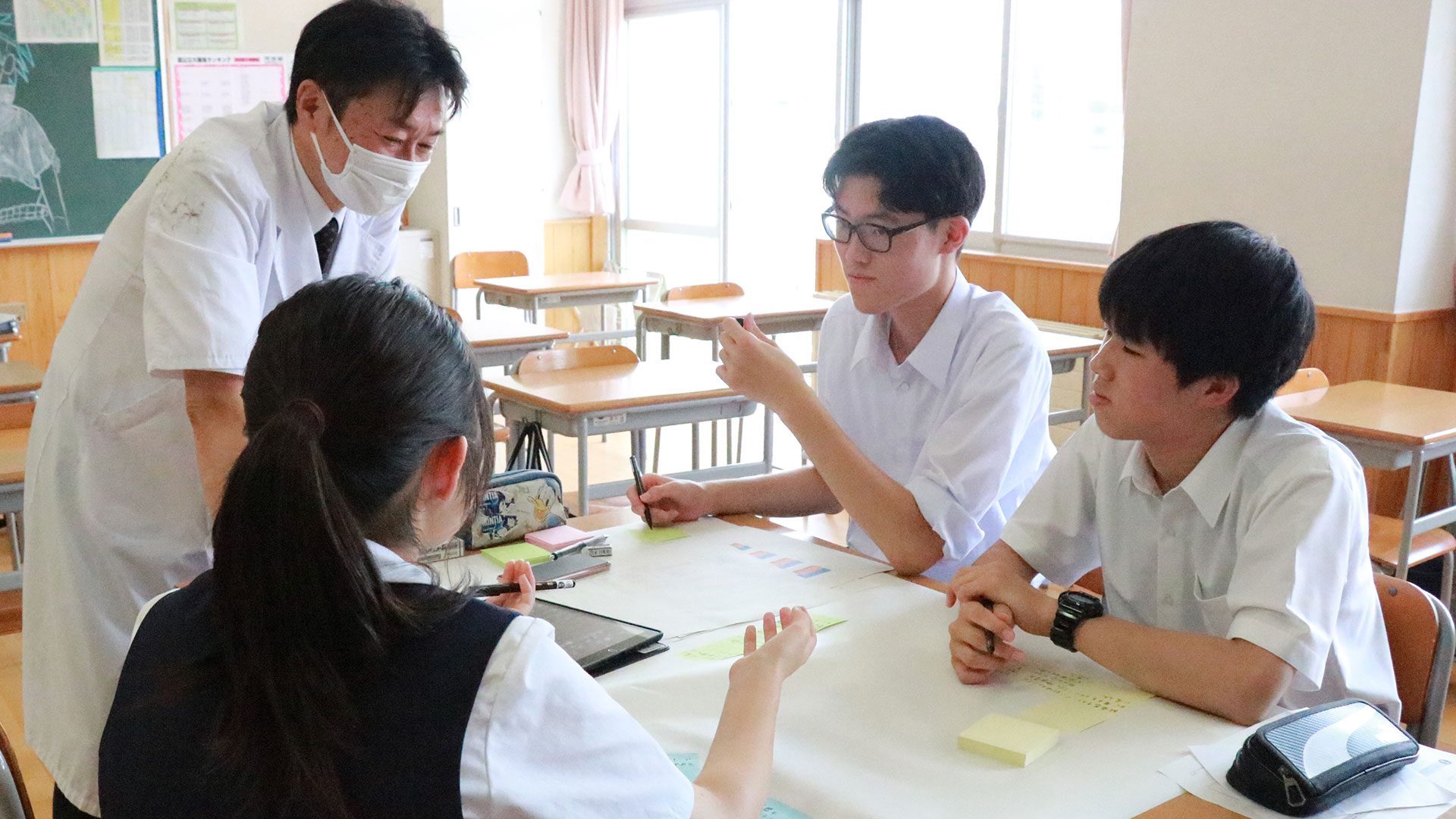 対話する先生と高校生