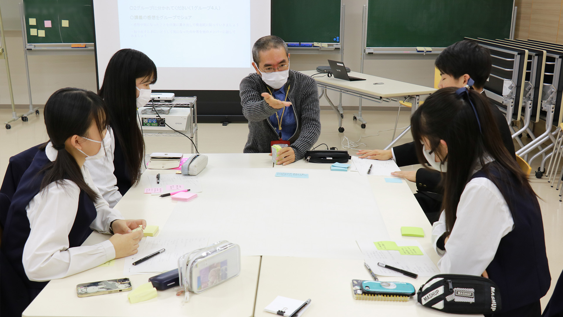 聞いたばかりの講義の感想を共有する高校生たち