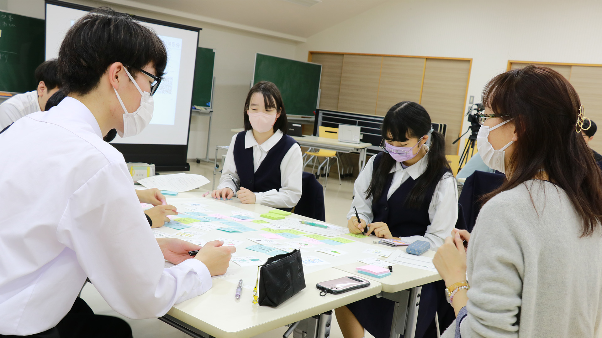 感想や気づいたことを共有しながら、自分の興味がどこにあるか考える高校生の様子