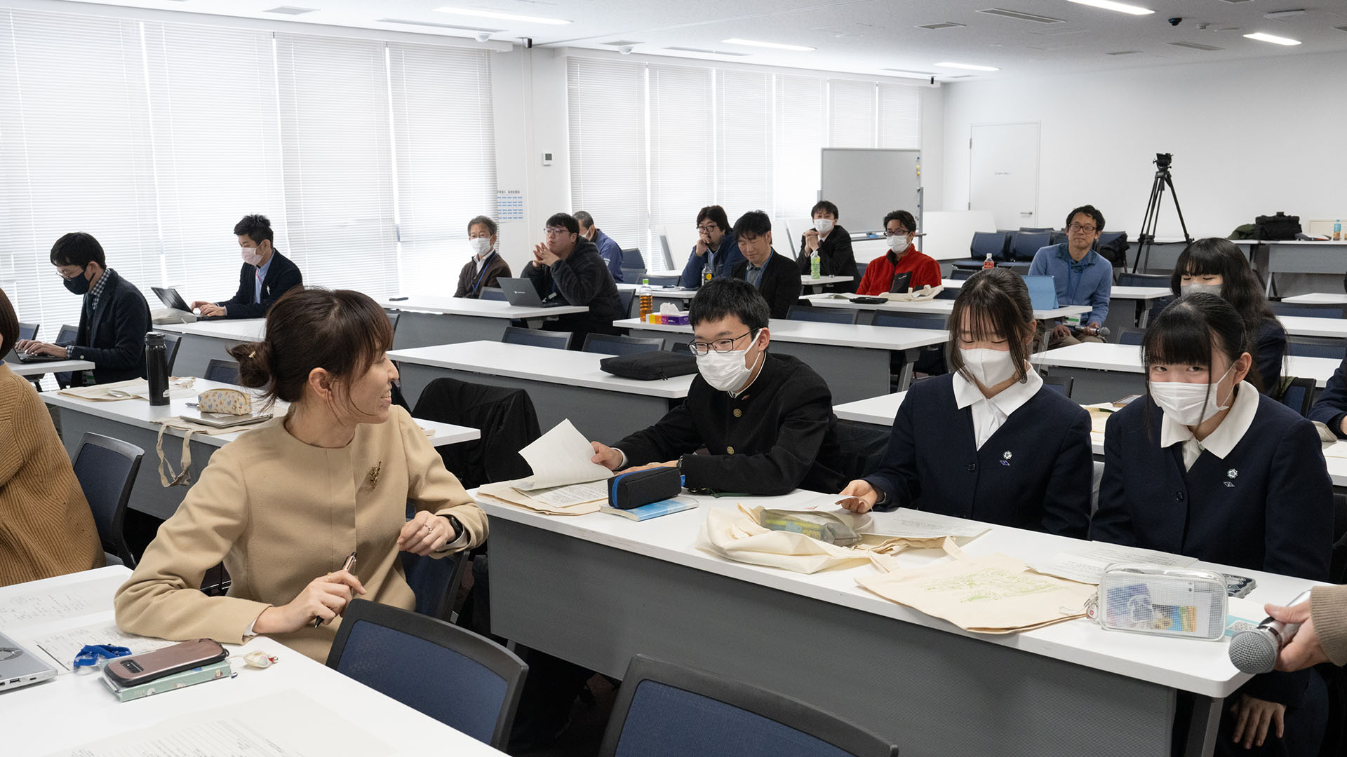 研究者からの質問への答えを相談する生徒の様子