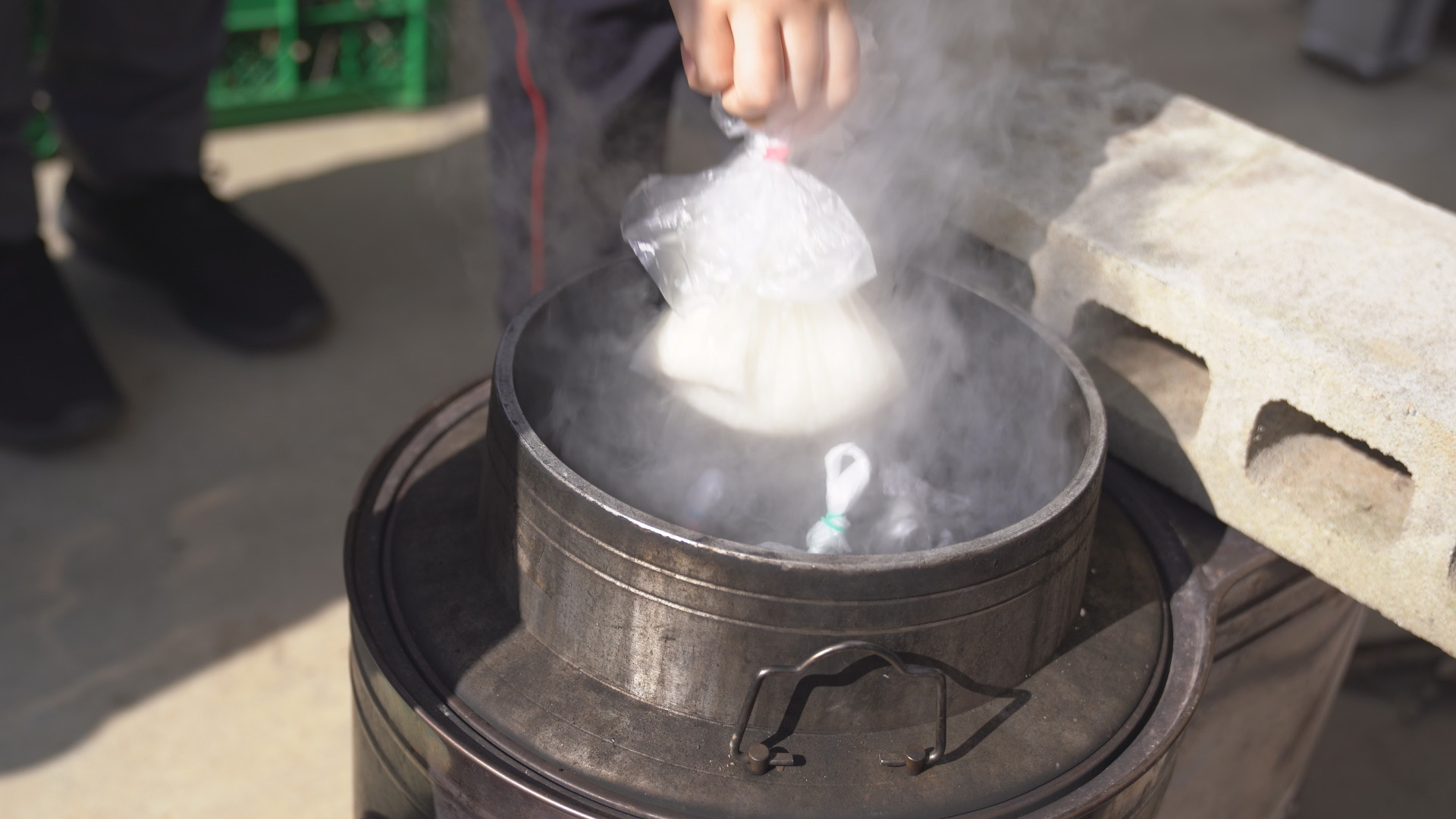 薪ストーブを使って炊飯をする様子