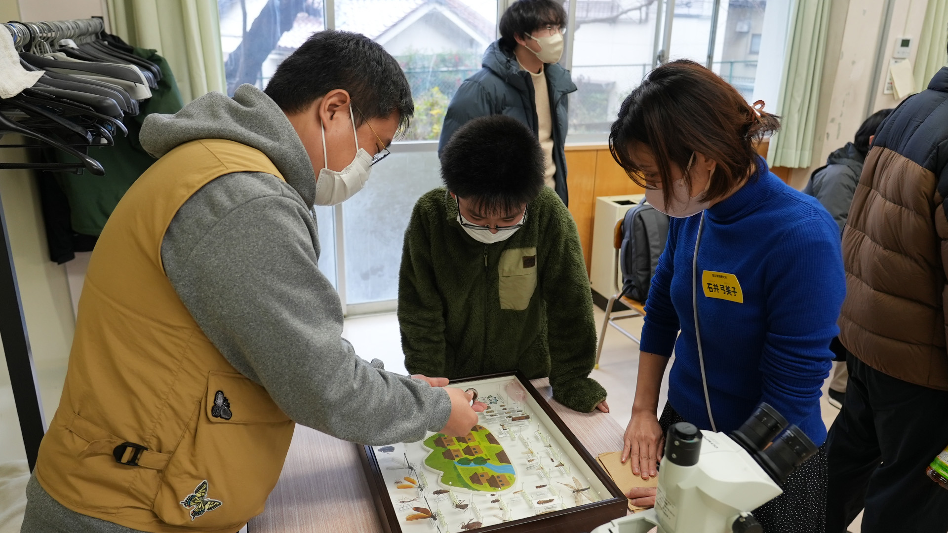 JO准特別研究員が小学生を相手に自作の標本を見せる様子