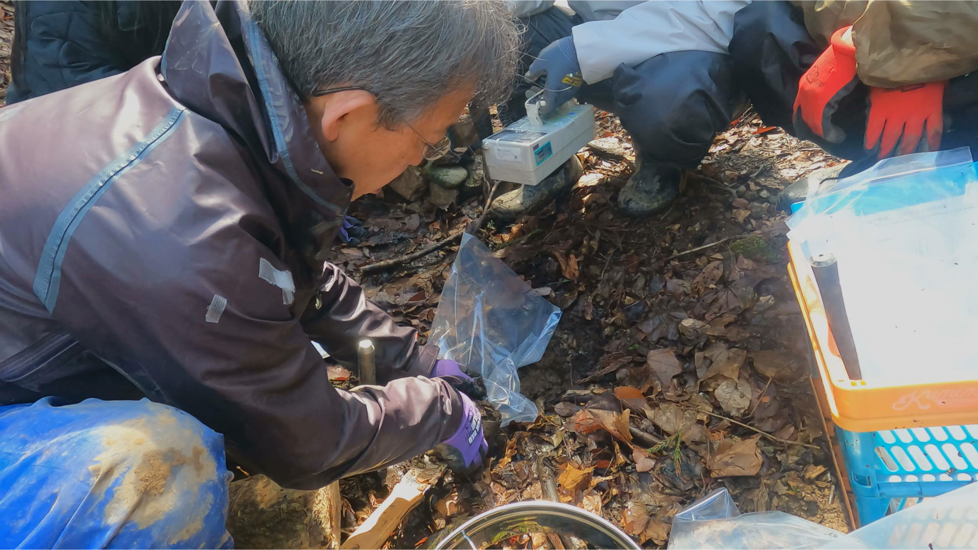 昆虫の脚の説明をするJO准特別研究員