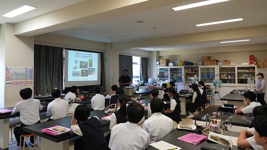 生徒が講義を聴く様子