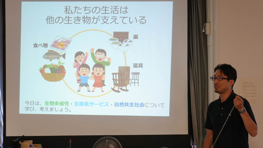 生徒が講義を聴く様子