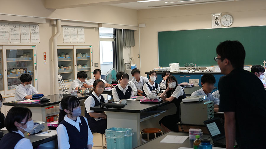 授業に参加する生徒の様子