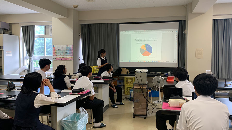 生徒が講義を聴く様子