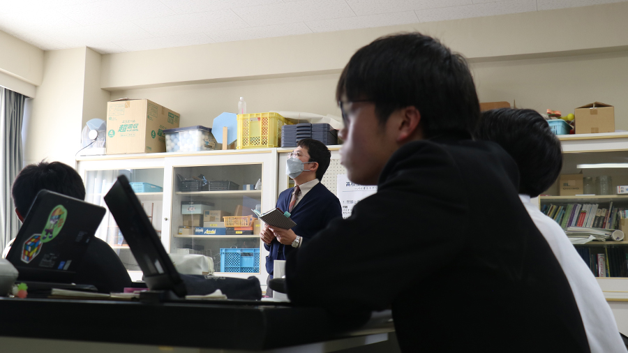 講師の講評を熱心に聞く様子