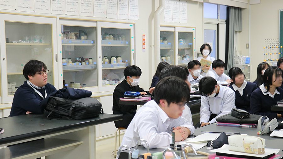 熱心に講義を聴く生徒の皆さん