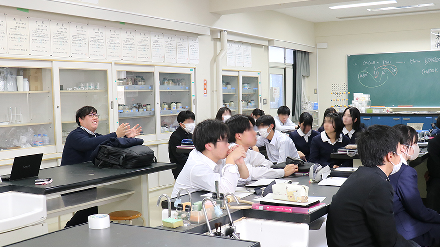 熱心に講義を聴く生徒の皆さん