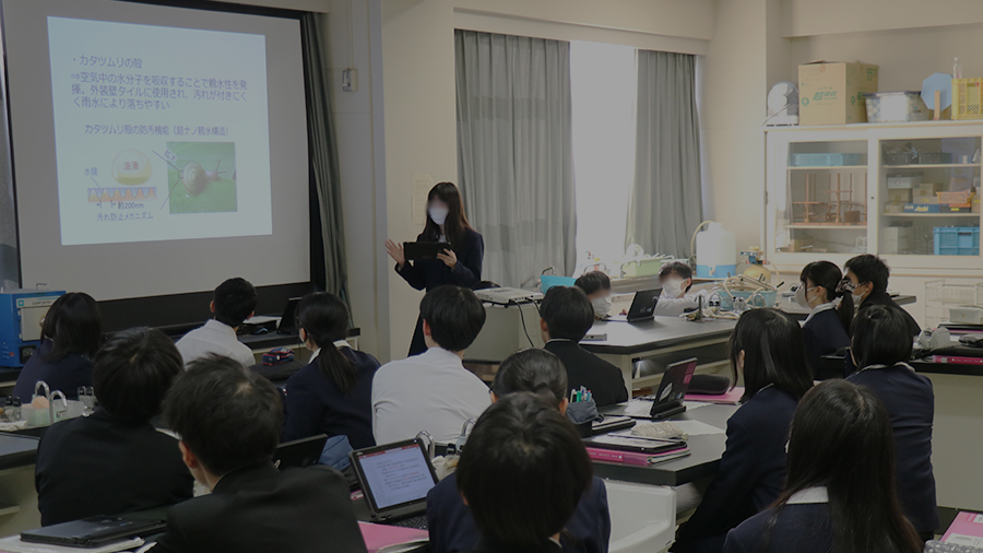 講師の講評を熱心に聞く様子