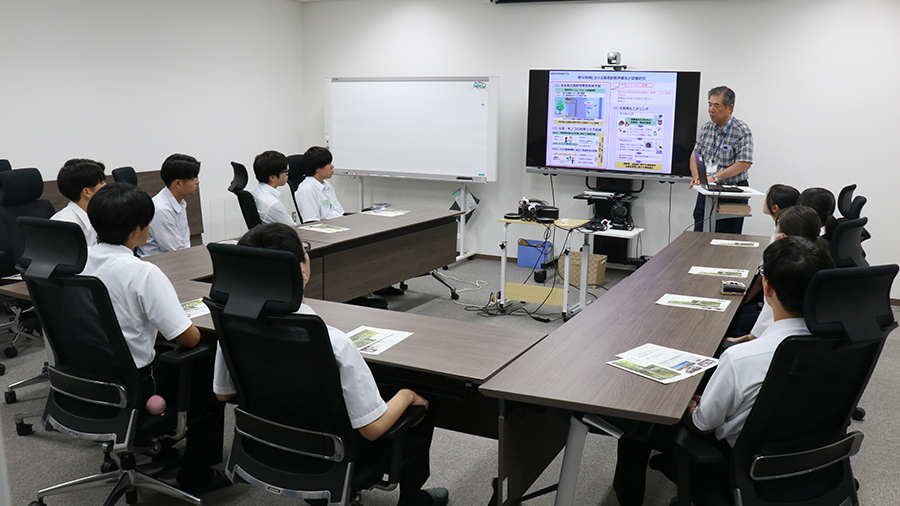 施設見学の様子