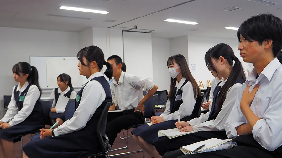 発表を聞く高校生たち