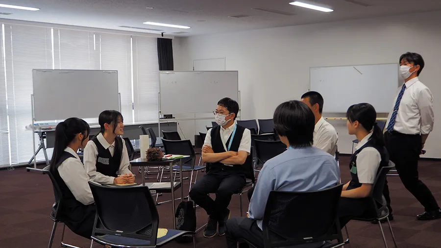 グループごとに感想を共有する様子