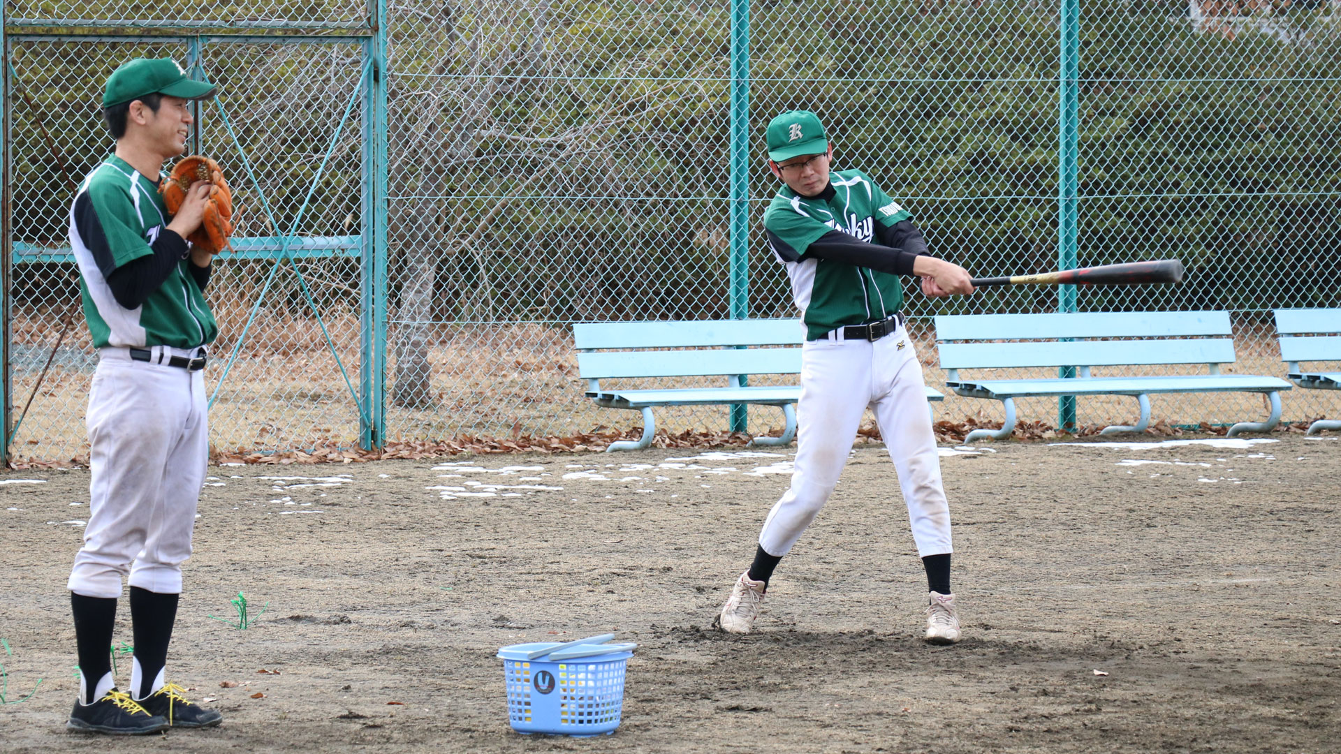 野球のノックをする五味さんの写真