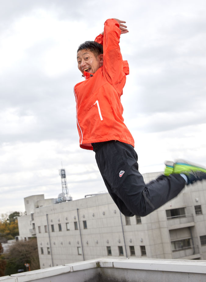 屋上でジャンプする渡邊未来主任研究員