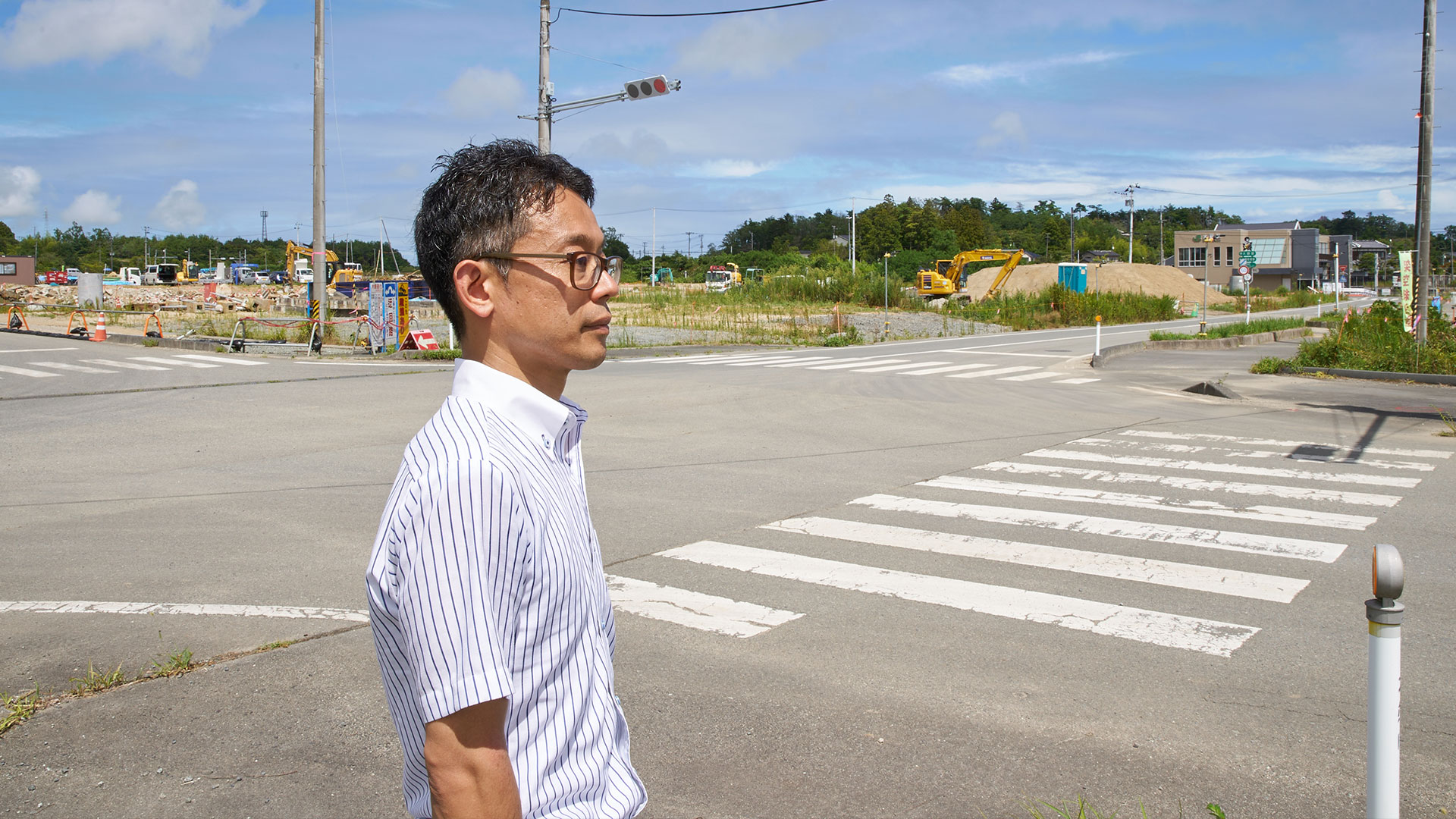 震災後開発中の大熊町を見つめる大西主任研究員