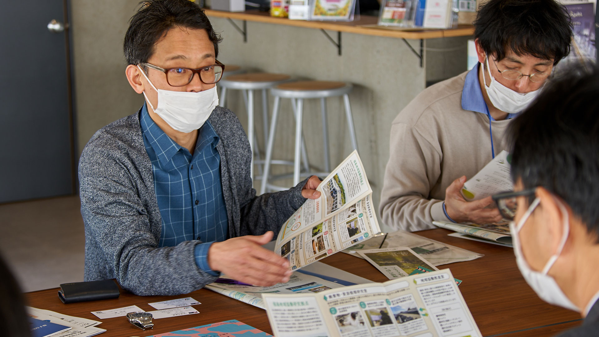 地域の方と会話する様子