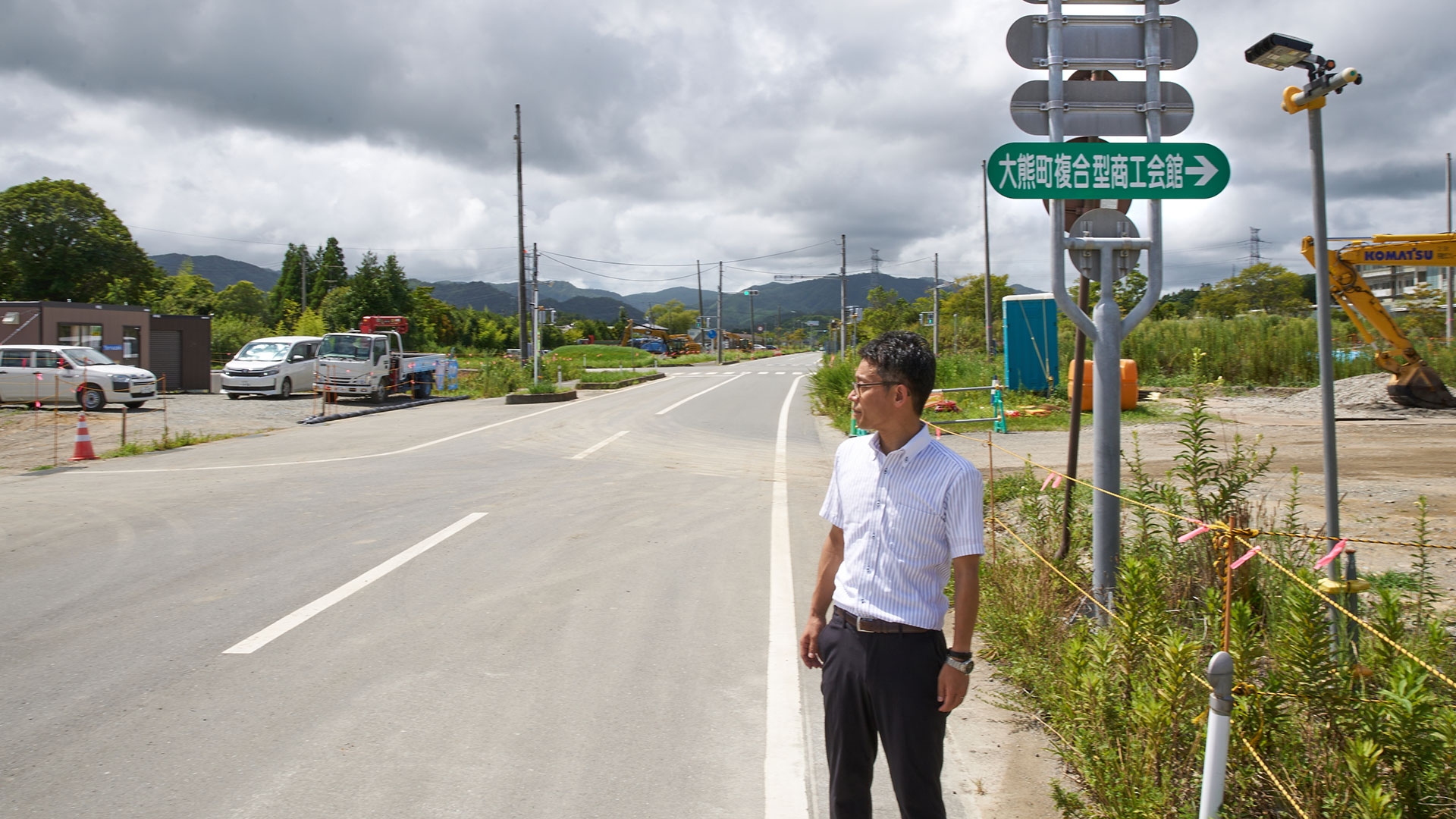 震災後の大野駅周辺（福島県大熊町）を見つめる大西主任研究員