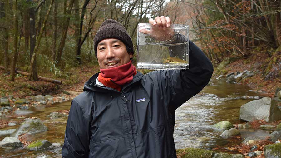 川で魚をつかまえた境主任研究員