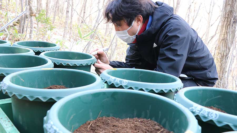 調査準備を進める境主任研究員