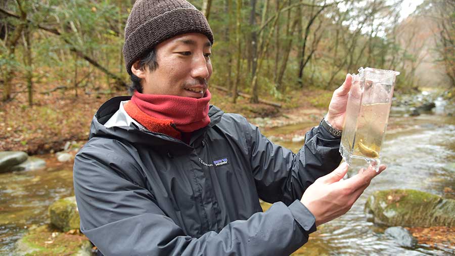 魚を見つめる境主任研究員