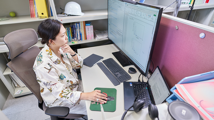 三成研究員の研究デスク