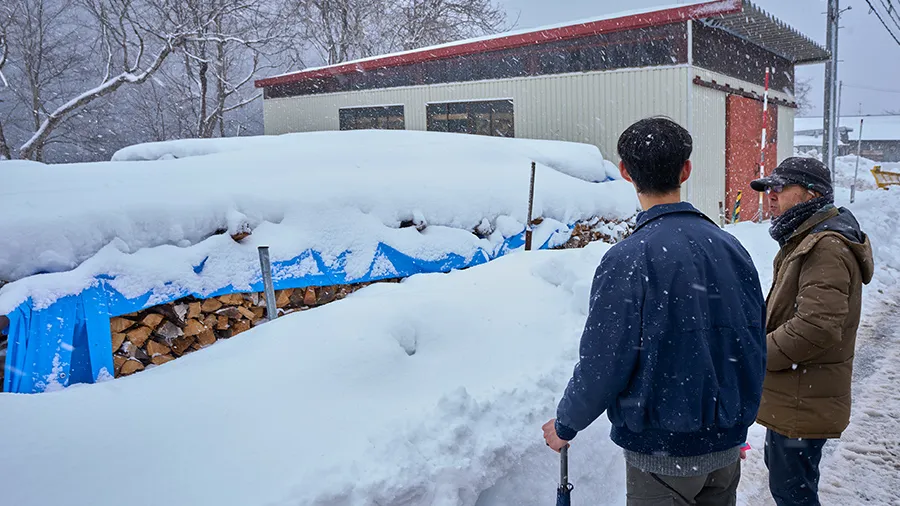 三島町の地域おこし協力隊の方と話をする中村主任研究員