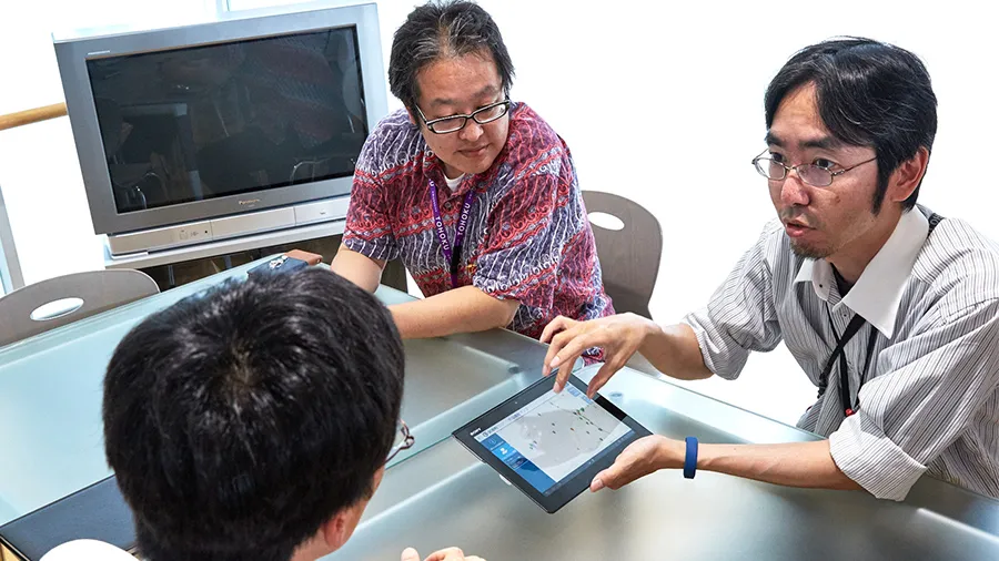 タブレットを手に説明する中村主任研究員