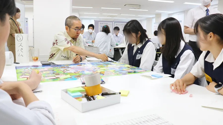 ワークショップでファシリテーターをする中村主任研究員