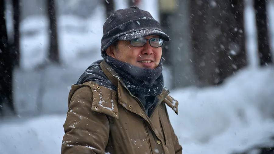 雪が降る中での中村主任研究員