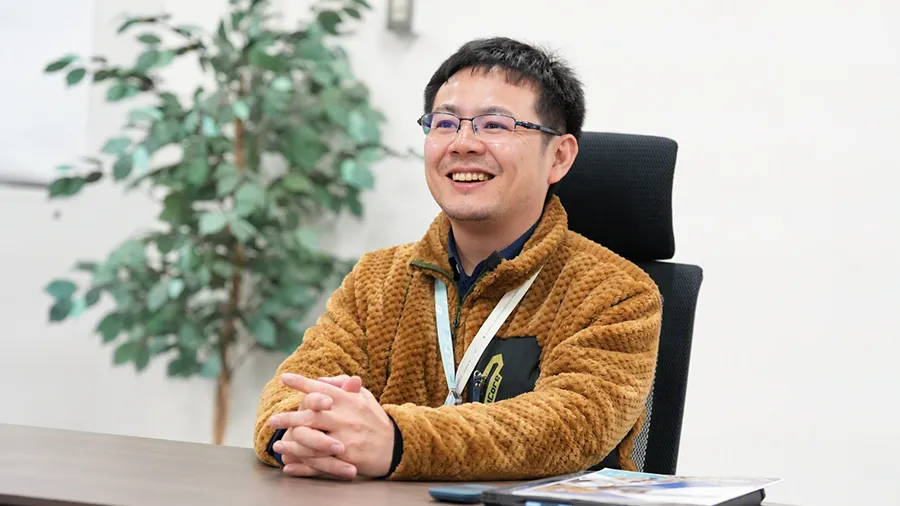 インタビューにこたえる吉岡主幹研究員
