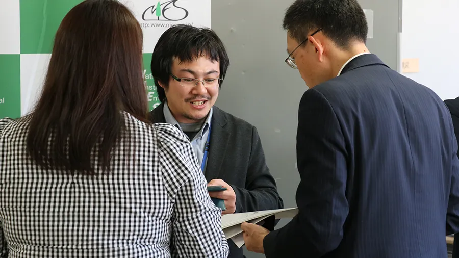 記者レクチャーで質問にこたえる様子