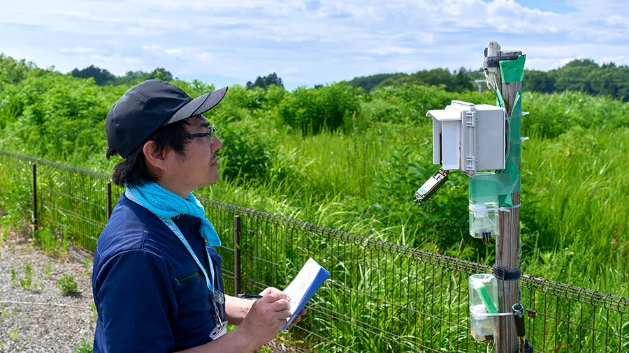 カエルや鳥の鳴き声を録音する装置をチェックする吉岡主幹研究員