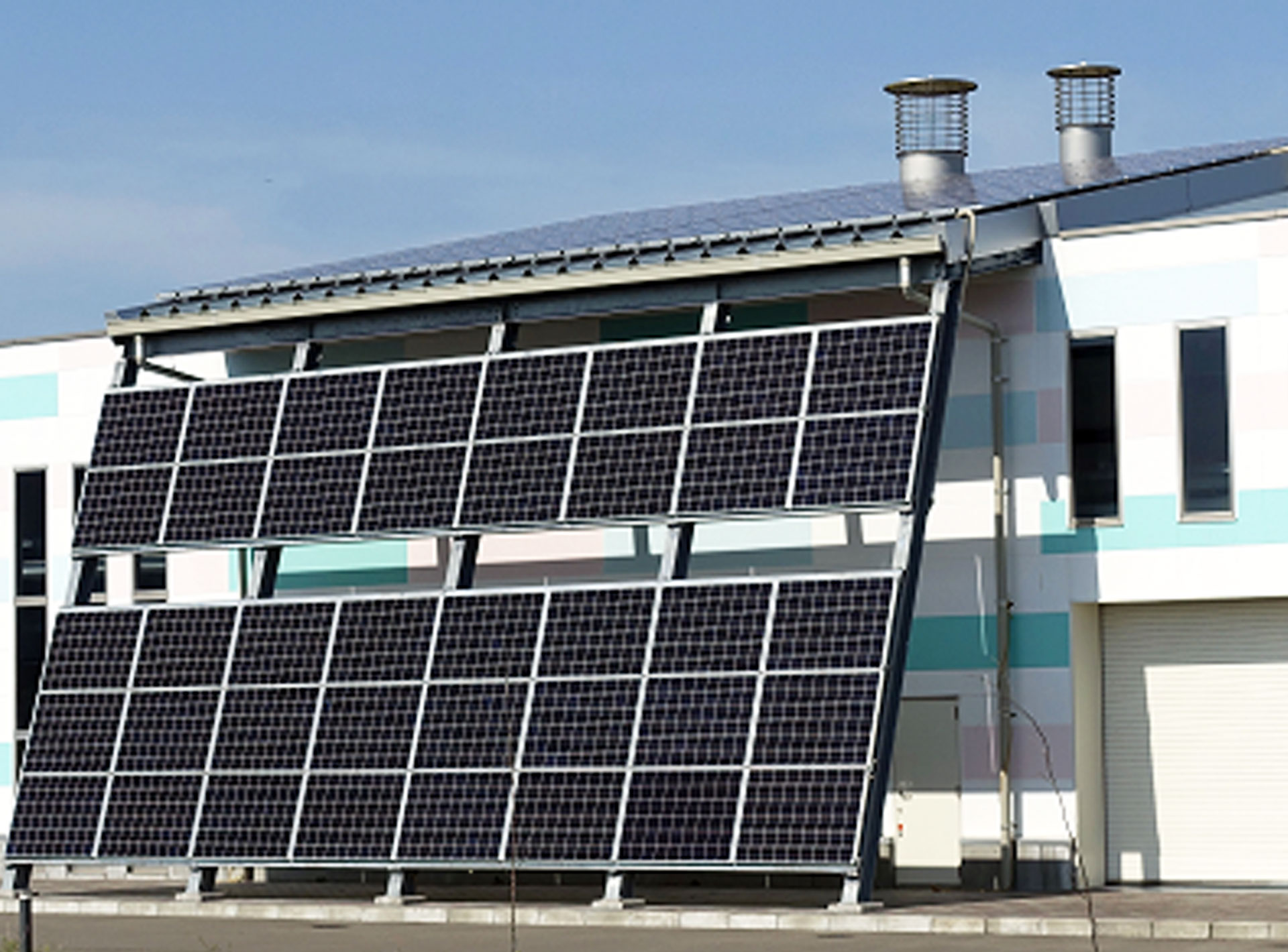 新地エネルギーセンターに設置された太陽光発電パネルの写真