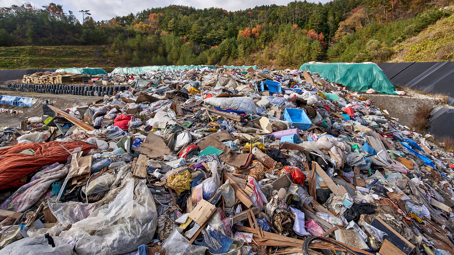 災害廃棄物の山（写真）