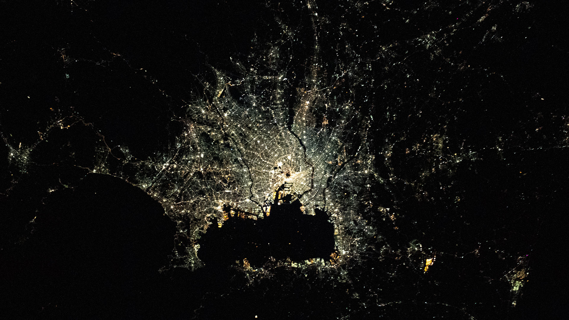 ISS（国際宇宙ステーション）から撮影された、宇宙から見た関東地方の夜景