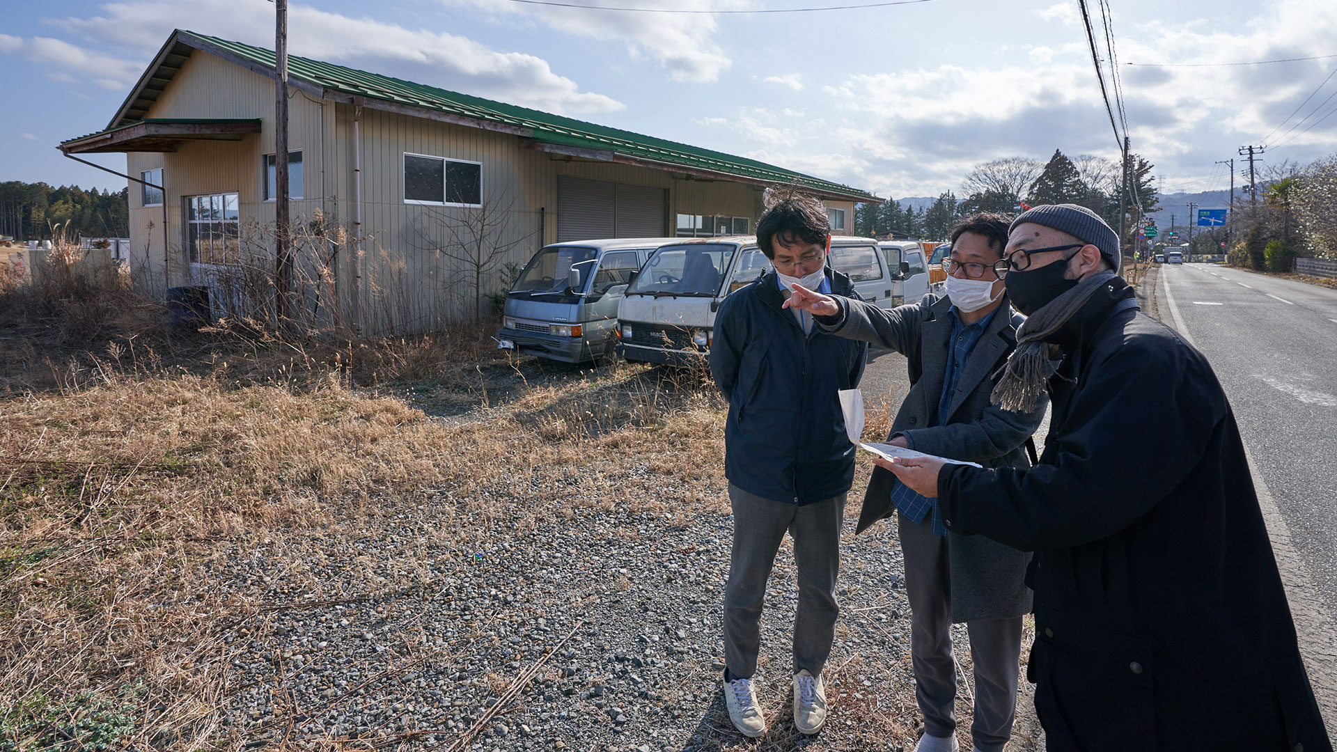 現地視察をする大西主任研究員ら