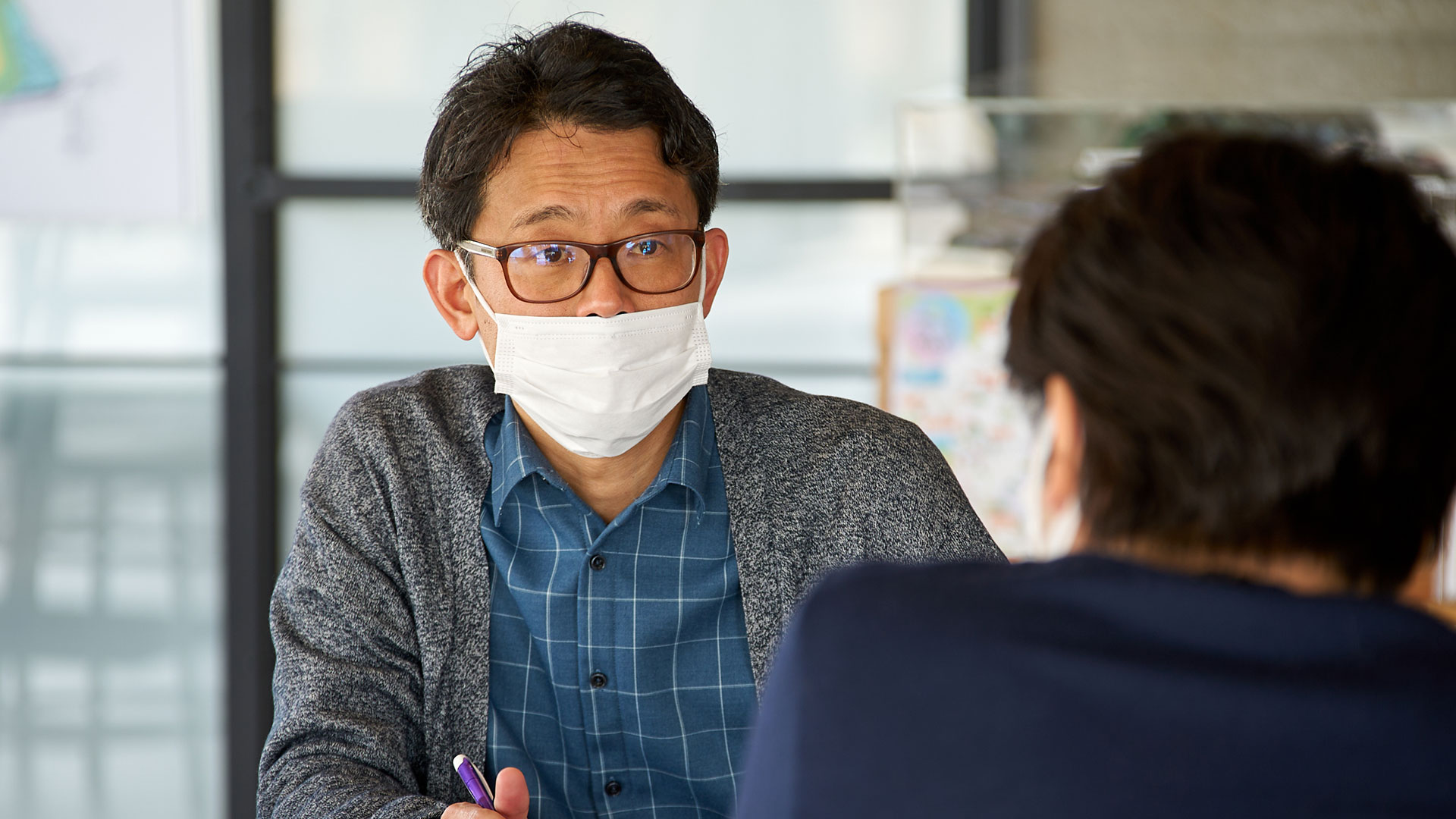 打ち合わせをする大西主任研究員