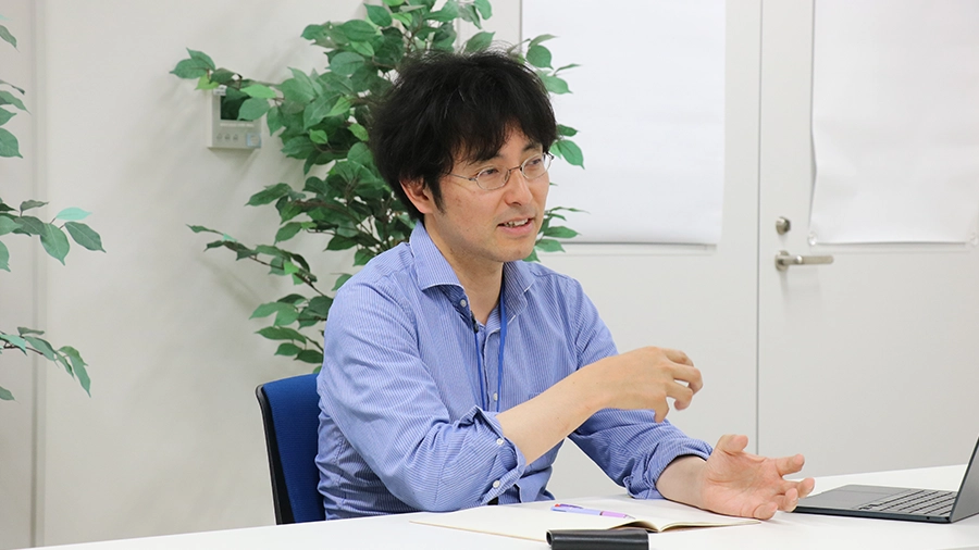 インタビューに応じる戸川主任研究員の写真