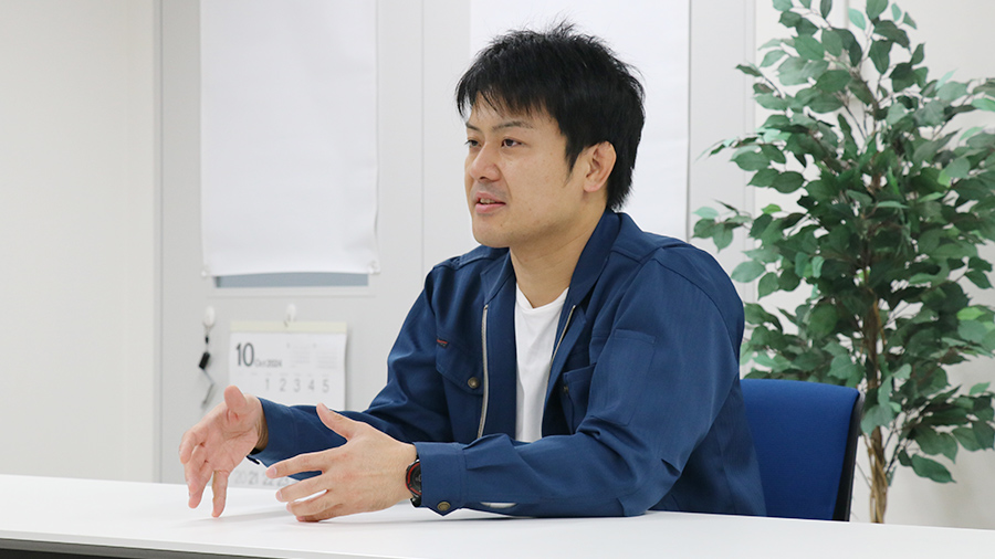 インタビューに応じる辻主任研究員の写真