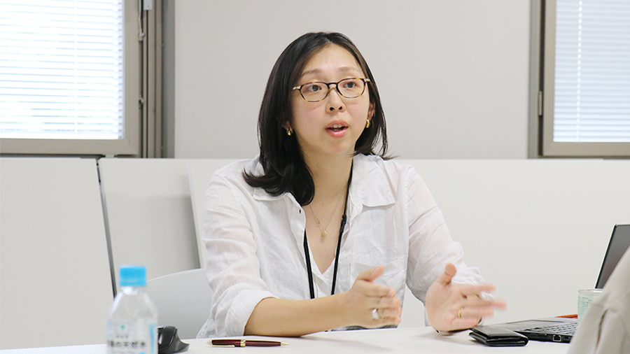 インタビューに応じる三成研究員の写真